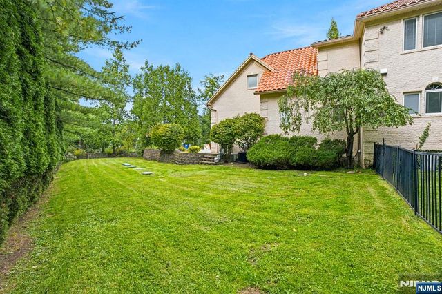 1 Dimmig Court, Upper Saddle River, NJ 07458