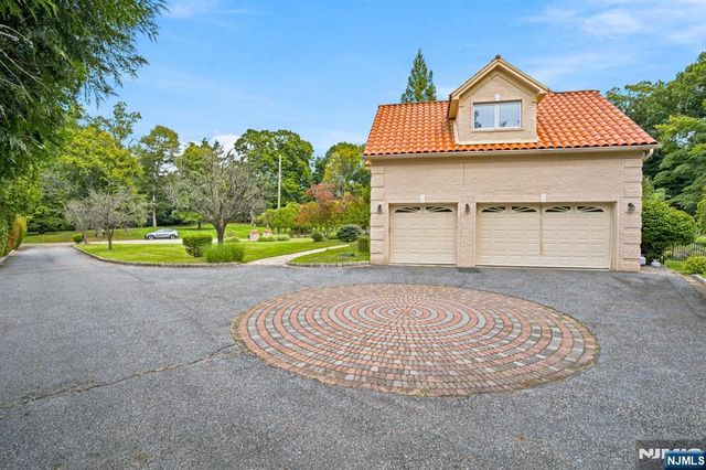 1 Dimmig Court, Upper Saddle River, NJ 07458