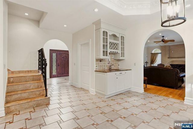 1 Dimmig Court, Upper Saddle River, NJ 07458