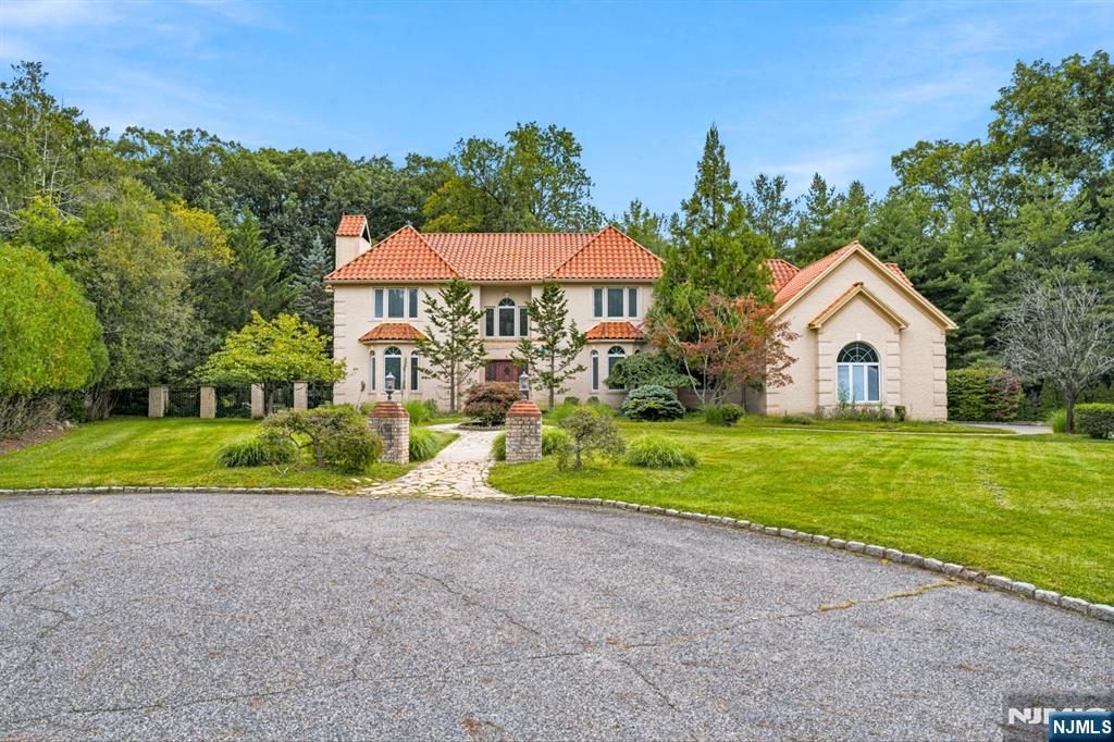 1 Dimmig Court, Upper Saddle River, NJ 07458