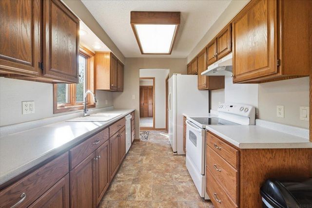 2204 Cottage Row Road, Cedar Falls, IA 50613