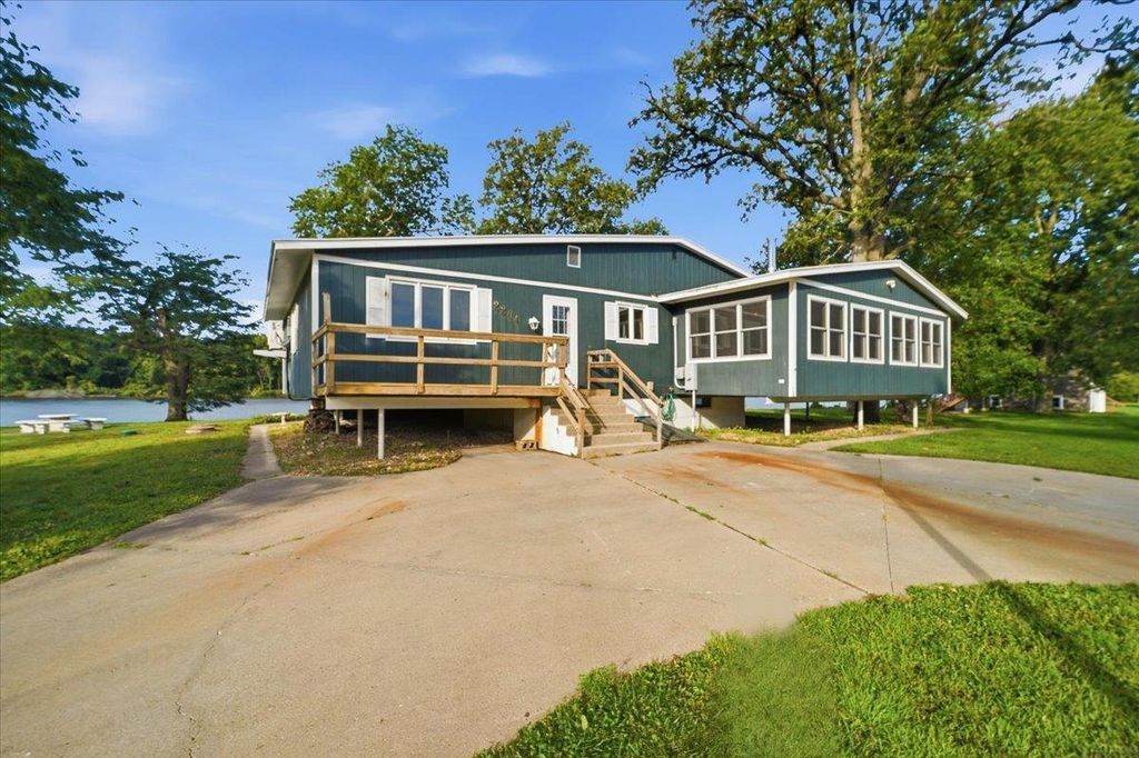 2204 Cottage Row Road, Cedar Falls, IA 50613