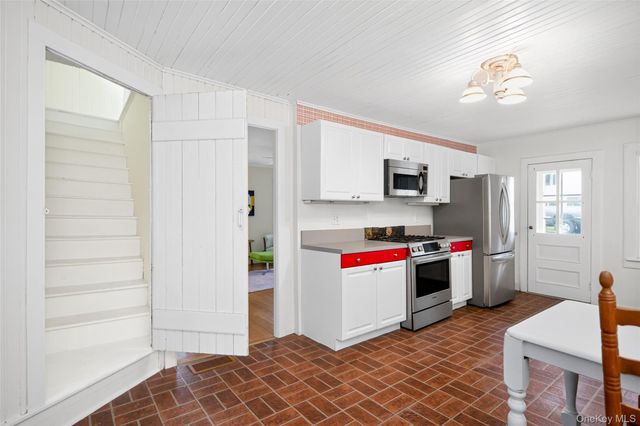 6 Oxford Avenue, Shelter Island, NY 11964