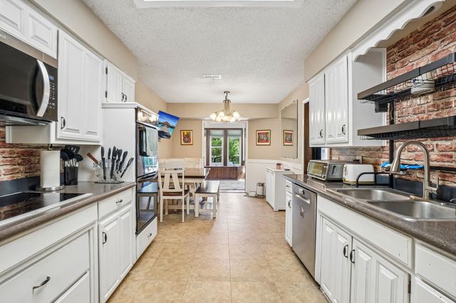 6102 Waterview Drive, Arlington, TX 76016