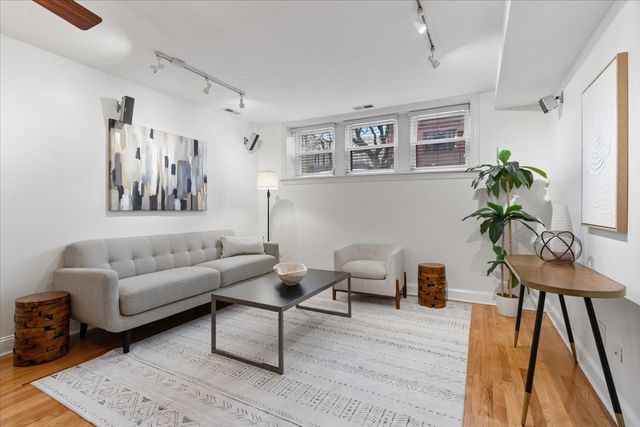 1525 W Cullom Avenue G, Chicago, IL 60613