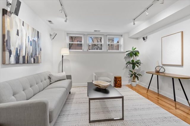 1525 W Cullom Avenue G, Chicago, IL 60613