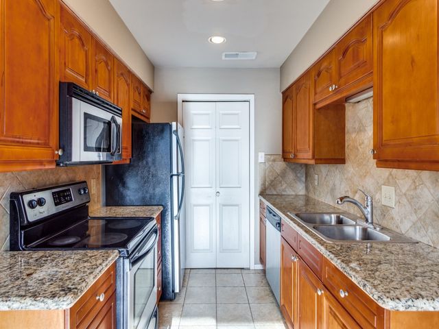 5618 Cedar Creek Drive 5, Benbrook, TX 76109