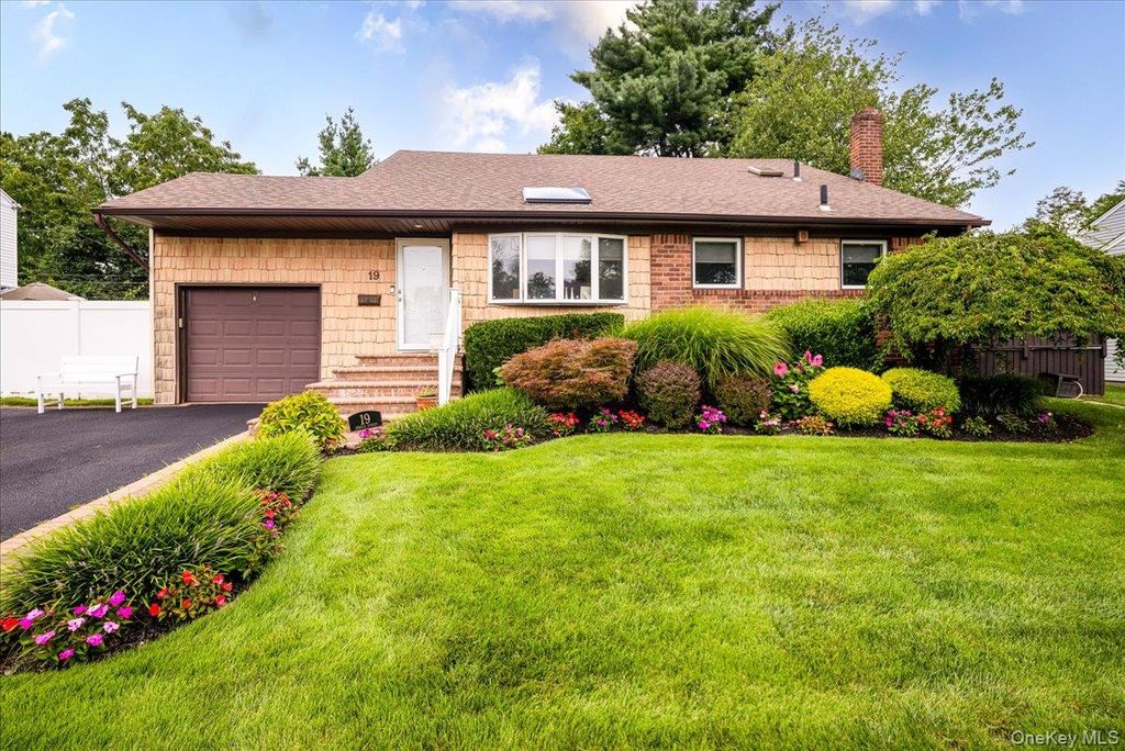 19 Jerold Street, Plainview, NY 11803