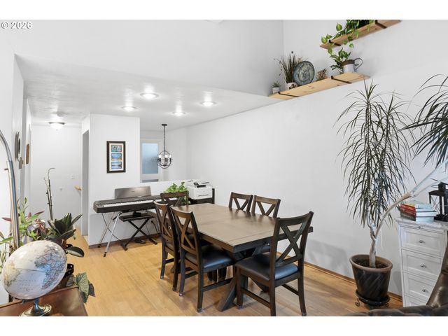 422 STONEWOOD Dr, Eugene, OR 97405