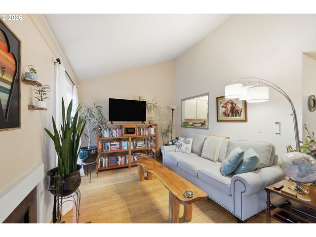 422 STONEWOOD Dr, Eugene, OR 97405