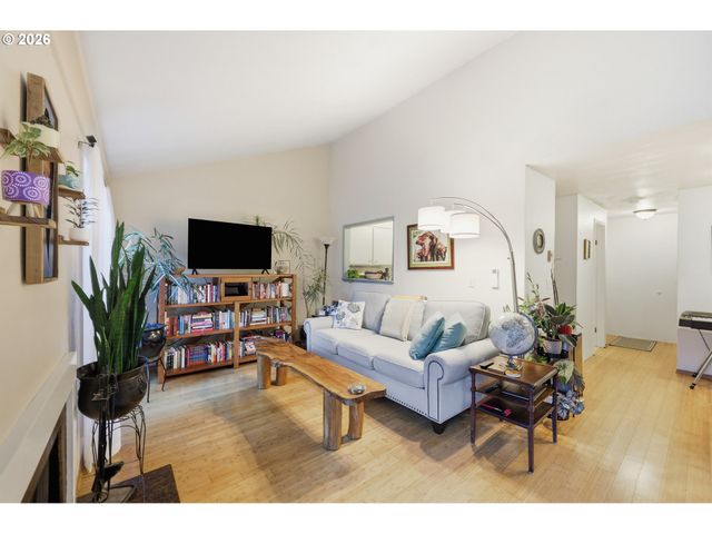 422 STONEWOOD Dr, Eugene, OR 97405