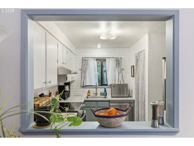 422 STONEWOOD Dr, Eugene, OR 97405