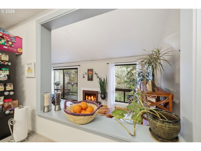 422 STONEWOOD Dr, Eugene, OR 97405