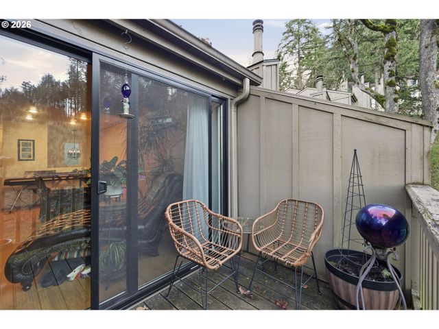 422 STONEWOOD Dr, Eugene, OR 97405