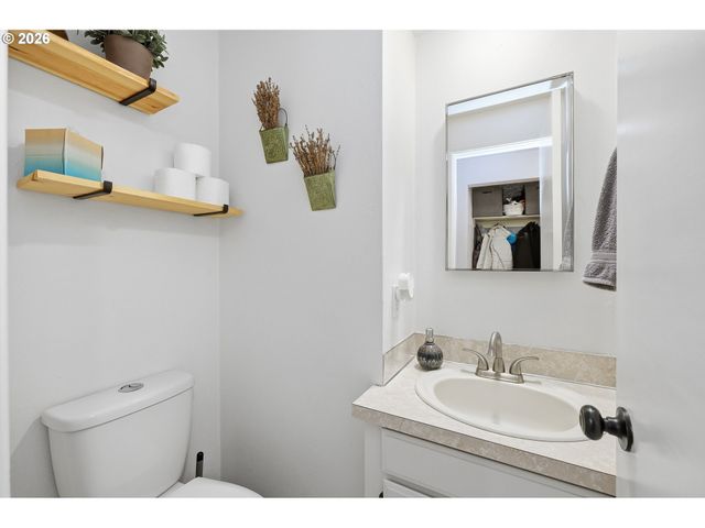 422 STONEWOOD Dr, Eugene, OR 97405