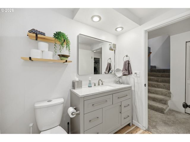 422 STONEWOOD Dr, Eugene, OR 97405