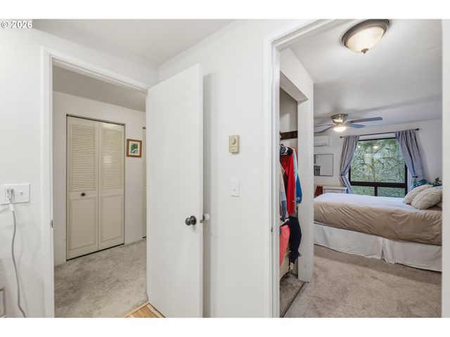 422 STONEWOOD Dr, Eugene, OR 97405