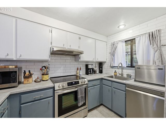 422 STONEWOOD Dr, Eugene, OR 97405