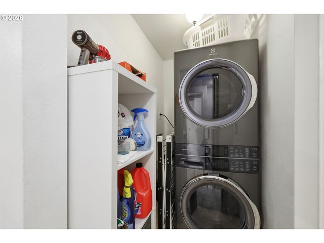 422 STONEWOOD Dr, Eugene, OR 97405