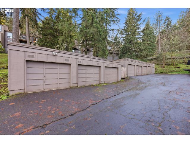 422 STONEWOOD Dr, Eugene, OR 97405