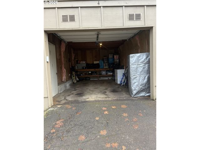 422 STONEWOOD Dr, Eugene, OR 97405