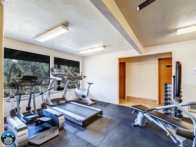 422 STONEWOOD Dr, Eugene, OR 97405