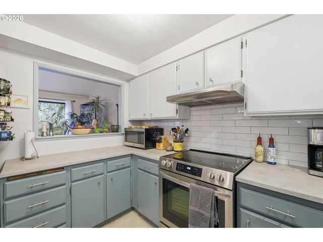 422 STONEWOOD Dr, Eugene, OR 97405