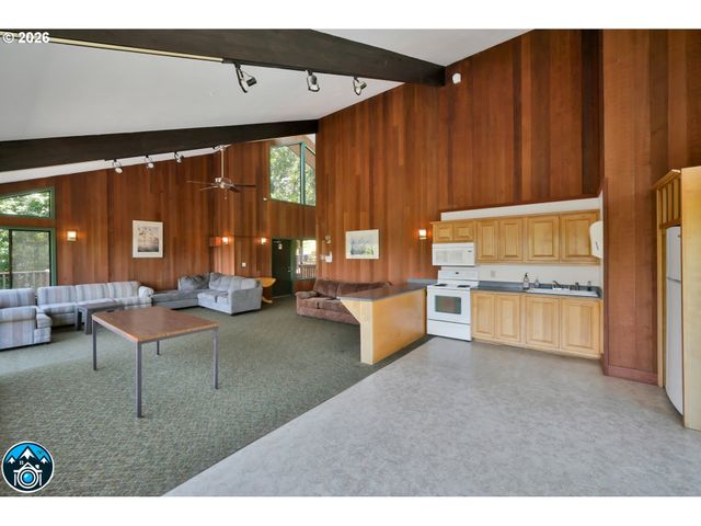 422 STONEWOOD Dr, Eugene, OR 97405