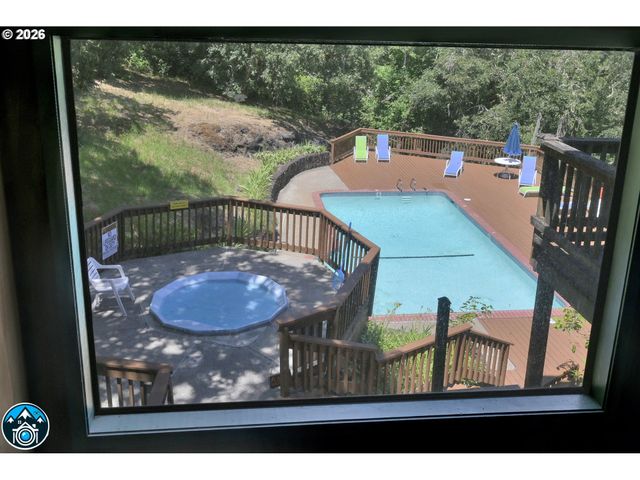 422 STONEWOOD Dr, Eugene, OR 97405