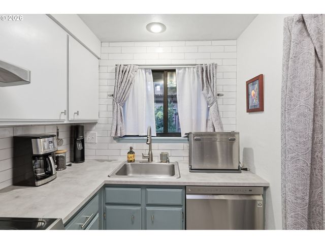 422 STONEWOOD Dr, Eugene, OR 97405