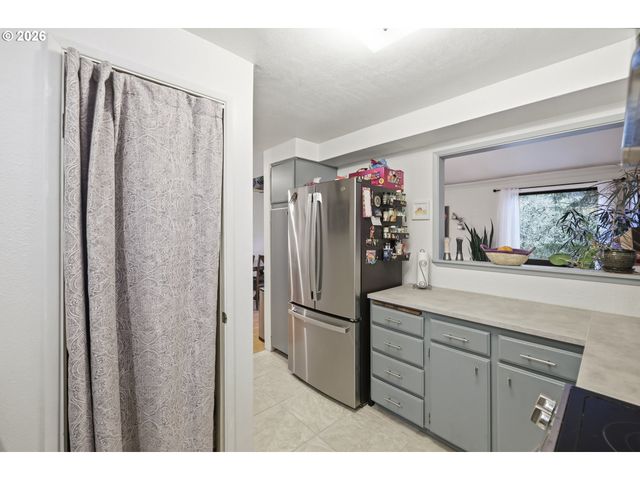 422 STONEWOOD Dr, Eugene, OR 97405