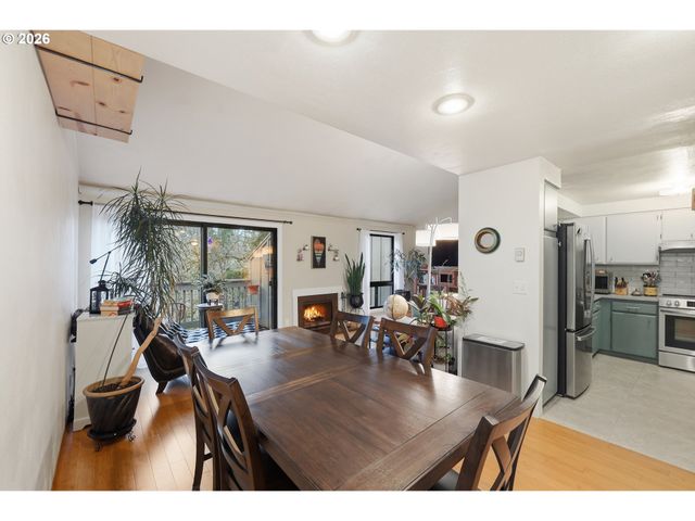 422 STONEWOOD Dr, Eugene, OR 97405