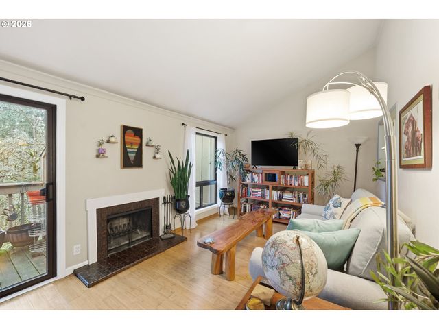 422 STONEWOOD Dr, Eugene, OR 97405