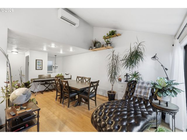 422 STONEWOOD Dr, Eugene, OR 97405