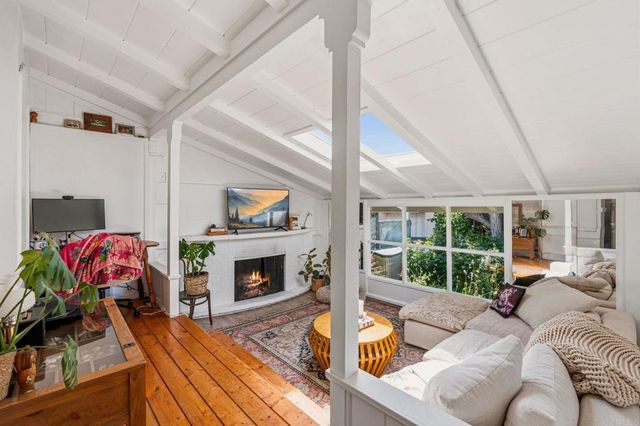 273 Hillcrest Drive, Encinitas, CA 92024