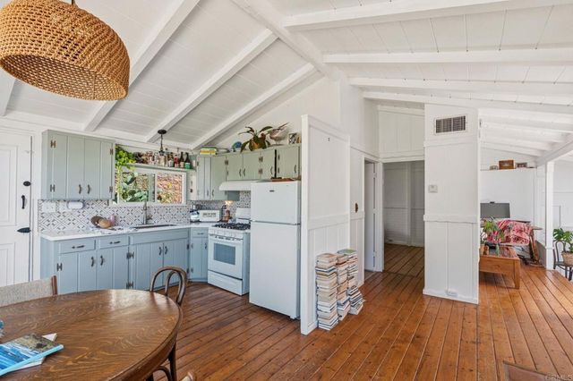 273 Hillcrest Drive, Encinitas, CA 92024