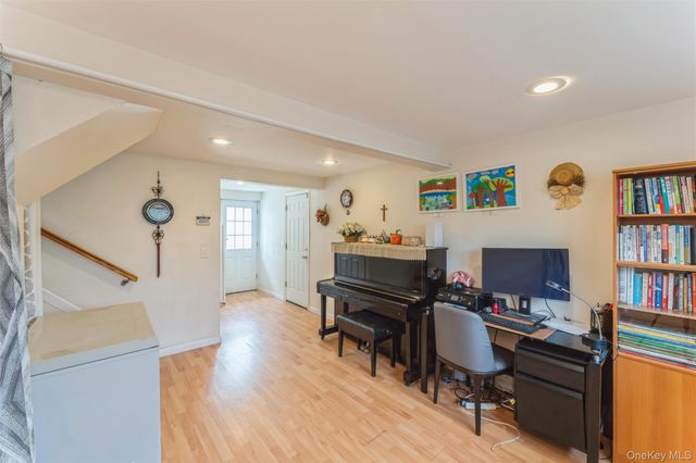 72 Lincoln Road W, Plainview, NY 11803