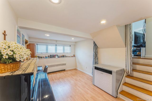 72 Lincoln Road W, Plainview, NY 11803