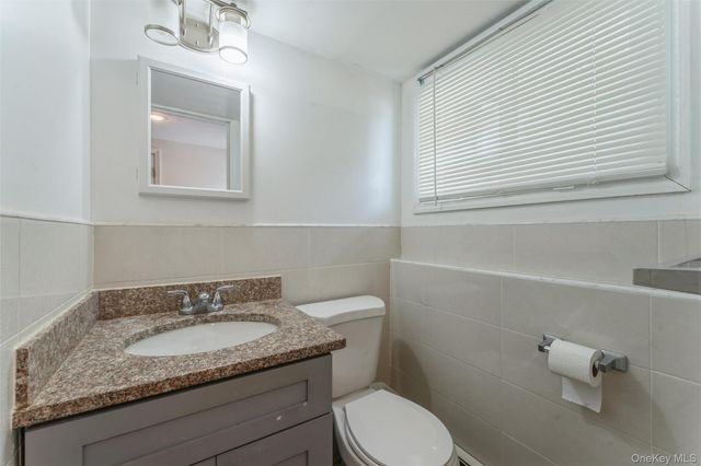 72 Lincoln Road W, Plainview, NY 11803