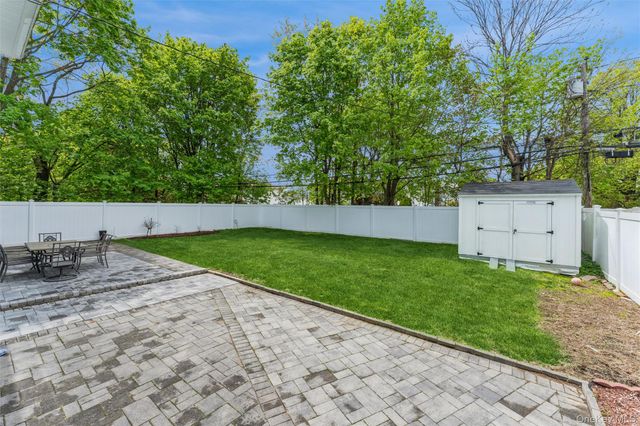 72 Lincoln Road W, Plainview, NY 11803