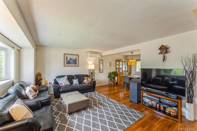 72 Lincoln Road W, Plainview, NY 11803