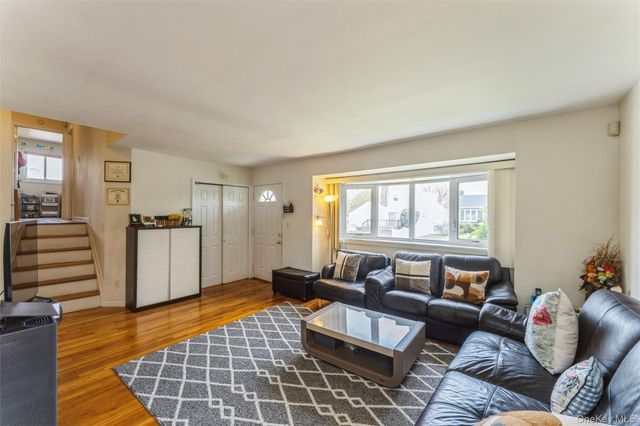 72 Lincoln Road W, Plainview, NY 11803