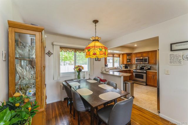 72 Lincoln Road W, Plainview, NY 11803