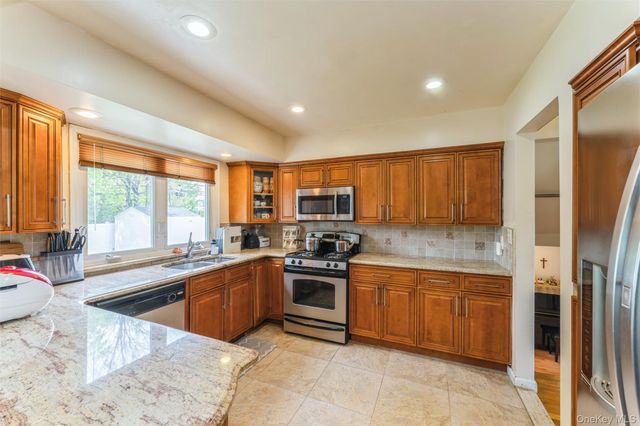 72 Lincoln Road W, Plainview, NY 11803