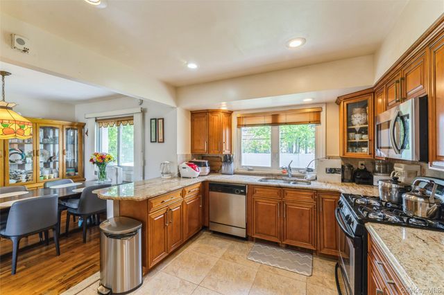 72 Lincoln Road W, Plainview, NY 11803