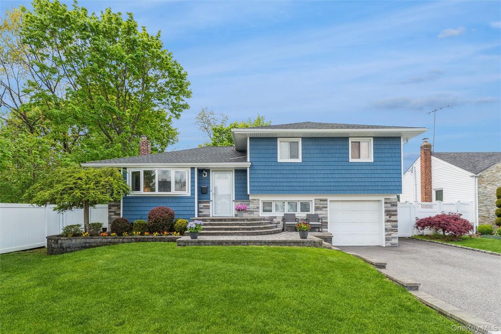 72 Lincoln Road W, Plainview, NY 11803