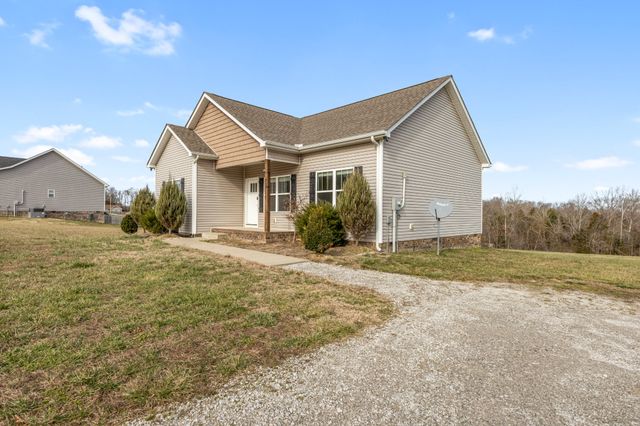 819 Hooper Rd, Charlotte, TN 37036