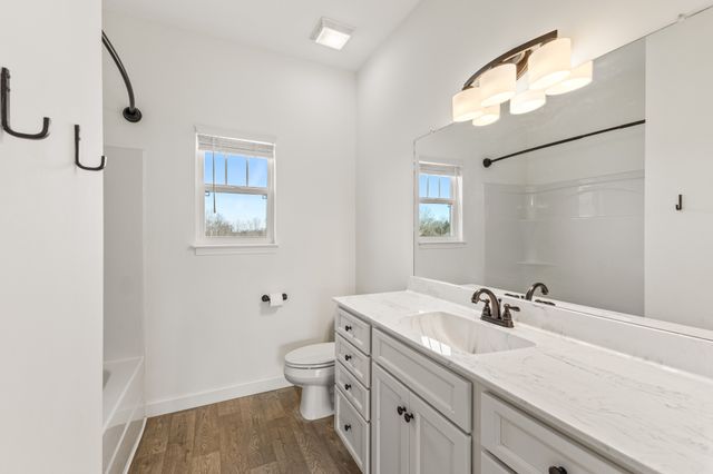 819 Hooper Rd, Charlotte, TN 37036