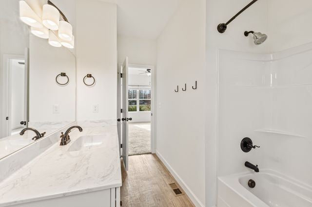 819 Hooper Rd, Charlotte, TN 37036