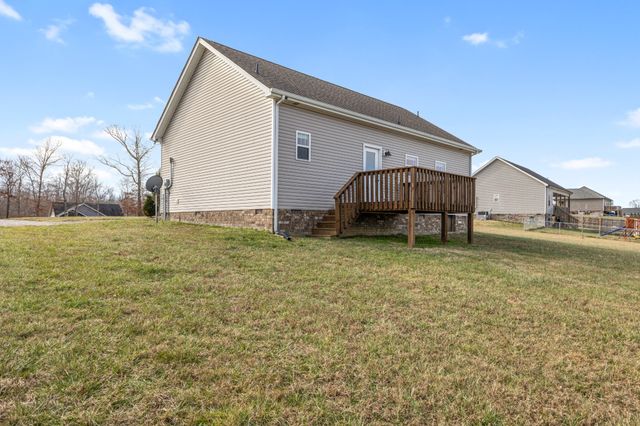 819 Hooper Rd, Charlotte, TN 37036